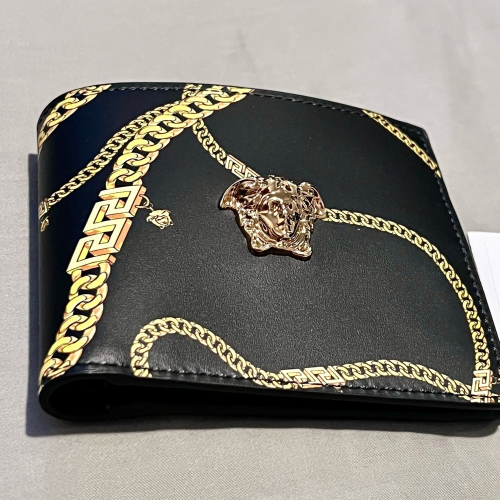 VERSACE WALLET NEW!!2022 W/TAGS
Gold Chain La Medusa MENS Bi-fold coin flap - Picture 5 of 8